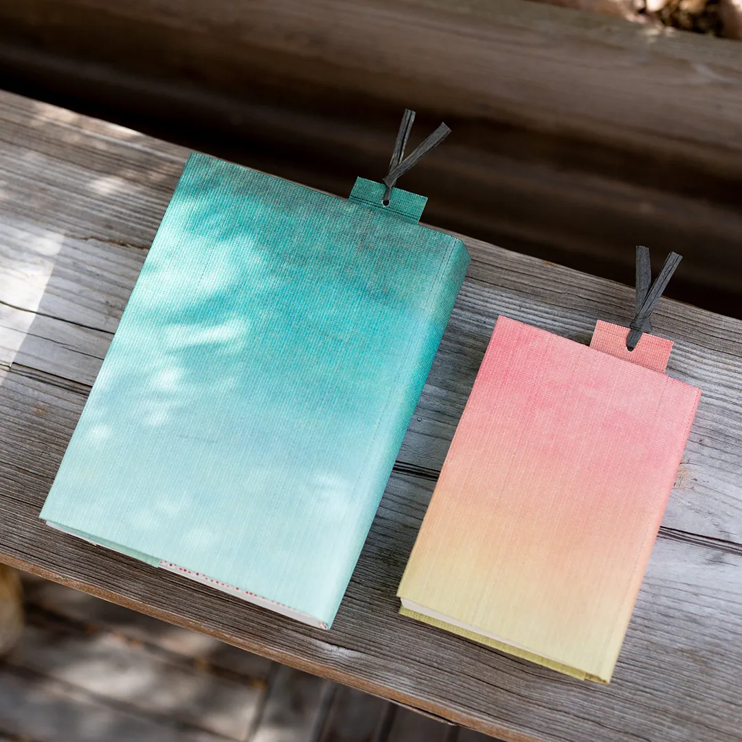 幅広いサイズの本に対応