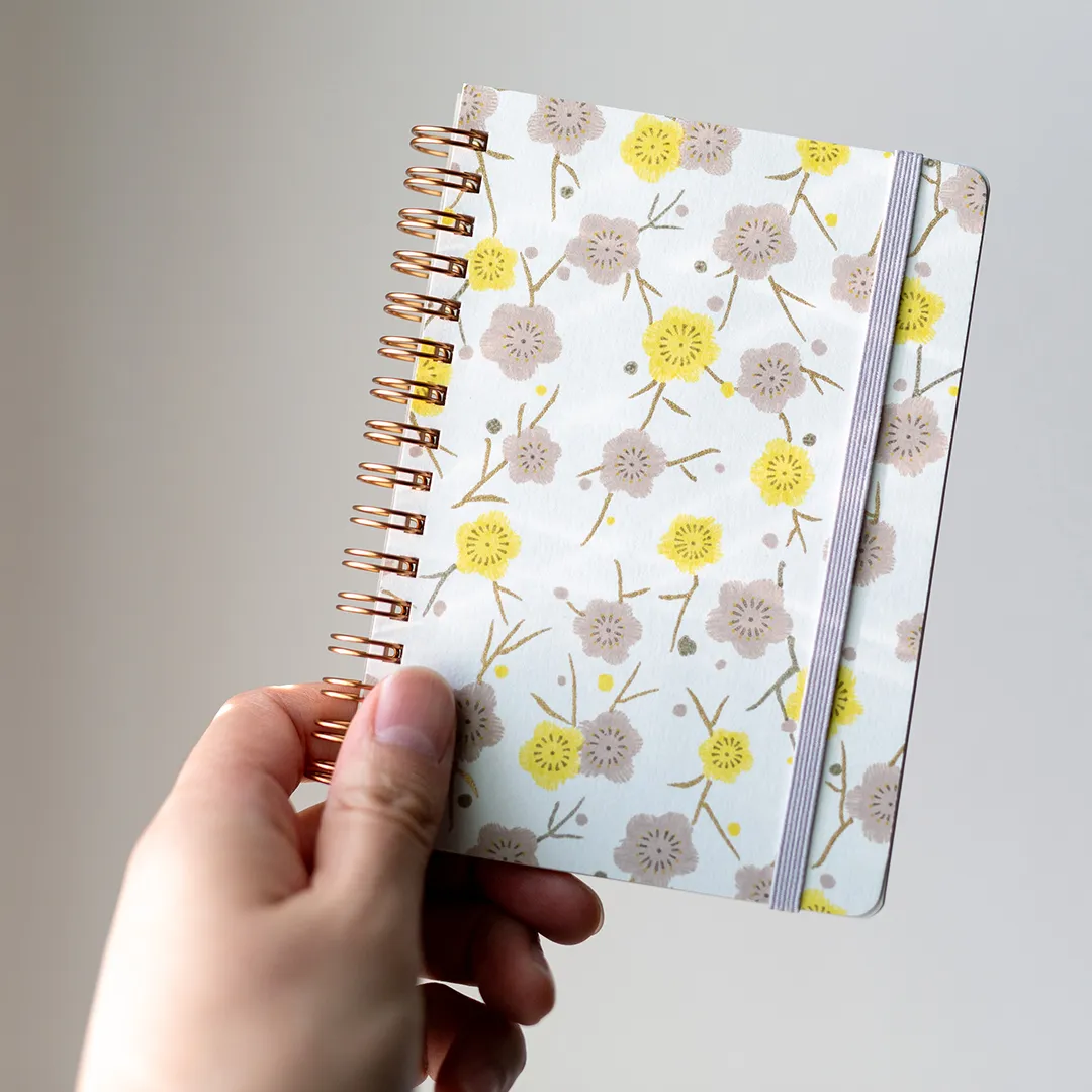 持ち歩きに便利なA6サイズ